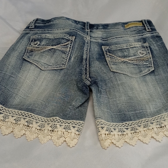 Kids jeans shorts w/ lace trim - Picture 4 of 4